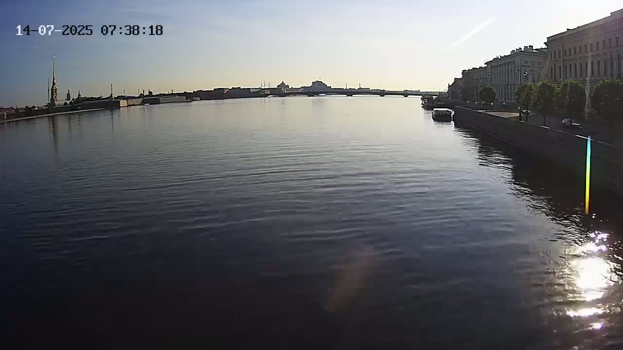 Reka Neva River Shipspotting Live Cam - Dvortsovy, Tsentralny, Saint Petersburg, Northwestern (Severo-Zapadnyy), Russia
