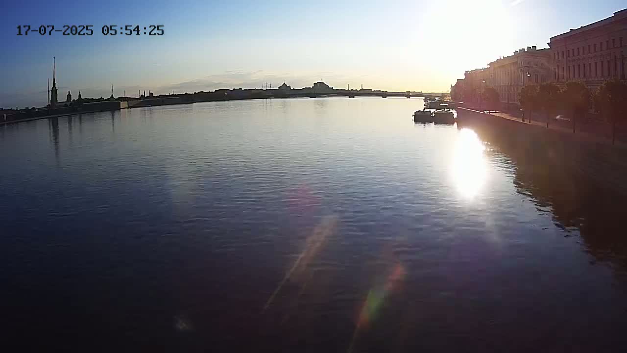 Reka Neva River Shipspotting Live Cam - Dvortsovy, Tsentralny, Saint Petersburg, Northwestern (Severo-Zapadnyy), Russia
