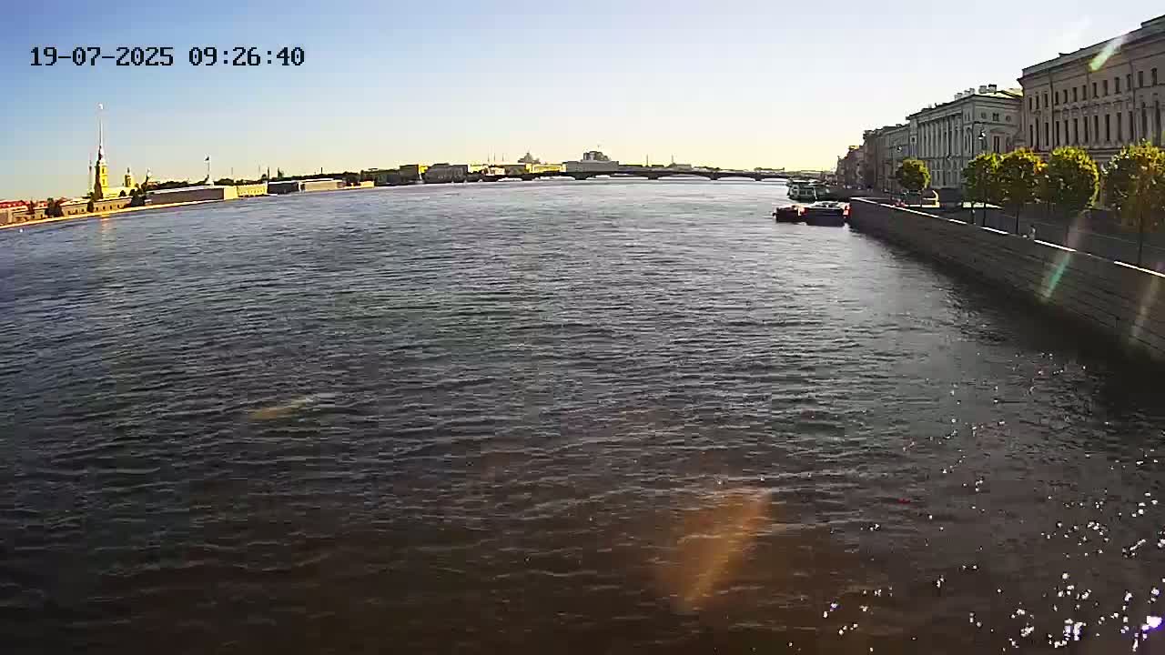 Reka Neva River Shipspotting Live Cam - Dvortsovy, Tsentralny, Saint Petersburg, Northwestern (Severo-Zapadnyy), Russia