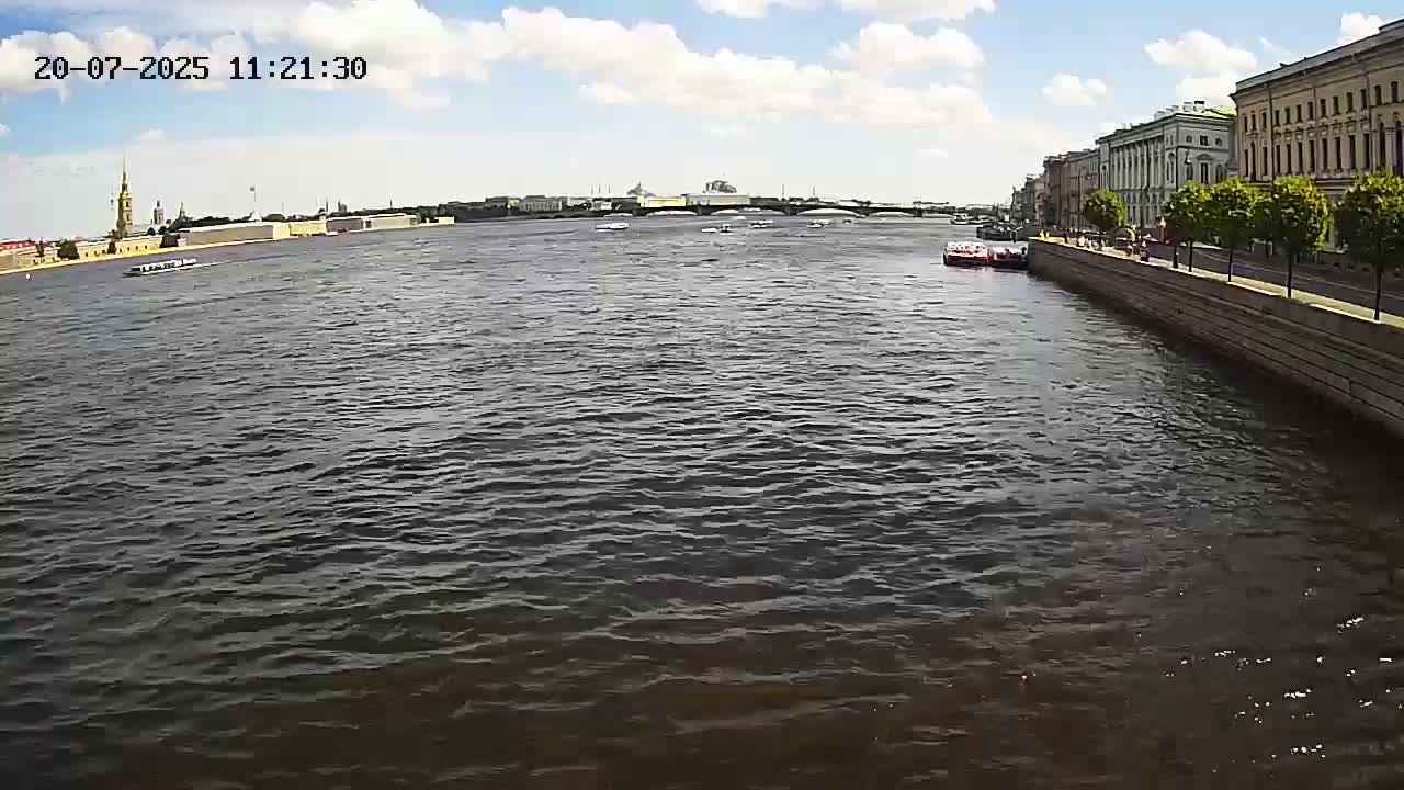 Reka Neva River Shipspotting Live Cam - Dvortsovy, Tsentralny, Saint Petersburg, Northwestern (Severo-Zapadnyy), Russia