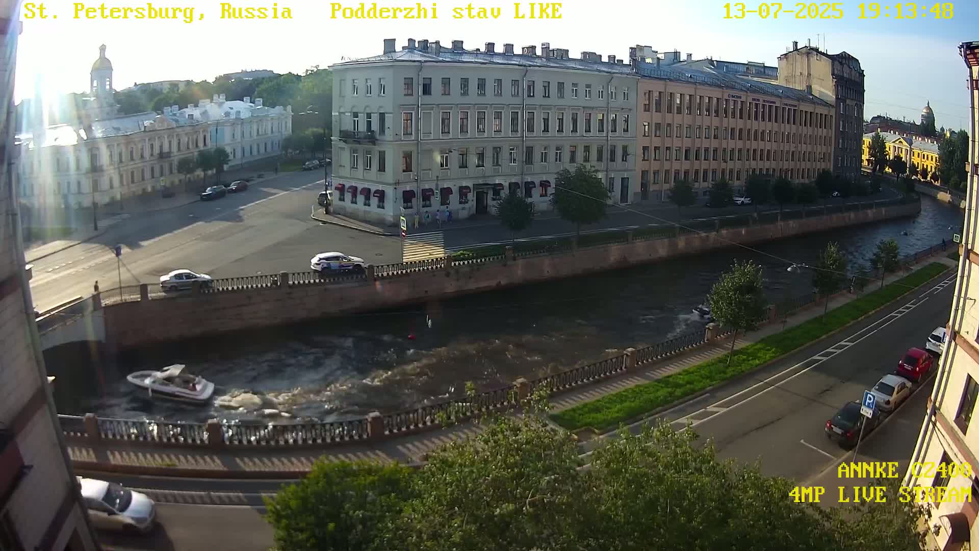 Griboedov Canal & Nikoloc Bogoyavlenskiy Morskoy Sobor (St. Nicholas Naval Cathedral








) View Live Cam - Admiralteysky Okrug, Admiralteysky, Saint Petersburg, Northwestern (Severo-Zapadnyy), Russia