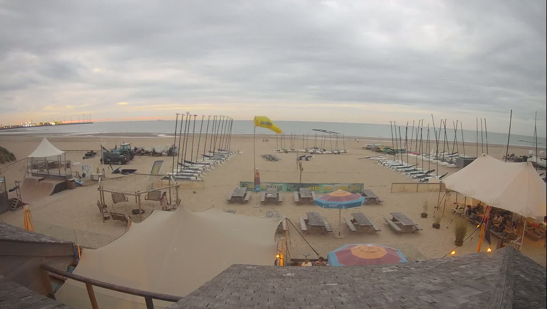 Knokke-Heist, Heist-ann-Zee, Duinbergen Strand Beach Live Cam - Bruges, West Flanders (Flandre-Occidentale), Flemish (Flamande), Belgium