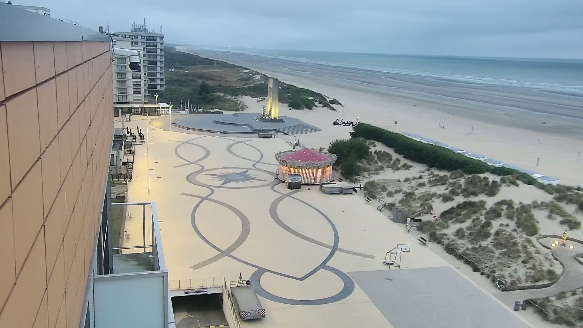 De Panne (La Panne), De Panne Strand Beach & Monument Leopold I /Geallieerden (Monument of the Allies) Live Cam - Veurne (Furnes), West Flanders (Flandre-Occidentale), Flemish (Flamande), Belgium
