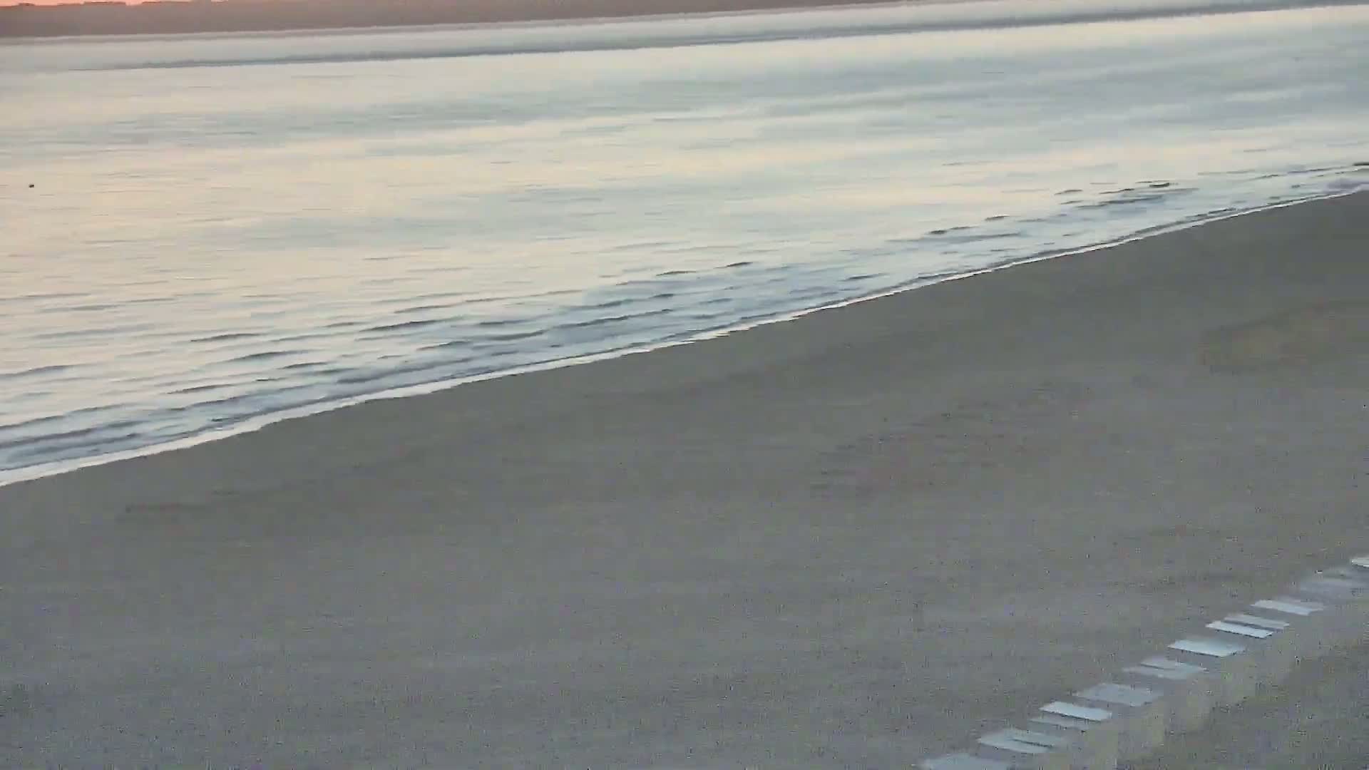 De Panne (La Panne), De Panne Strand Beach & Monument Leopold I /Geallieerden (Monument of the Allies) Live Cam - Veurne (Furnes), West Flanders (Flandre-Occidentale), Flemish (Flamande), Belgium