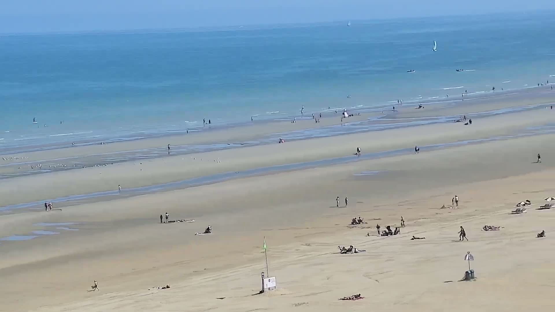 De Panne (La Panne), De Panne Strand Beach & Monument Leopold I /Geallieerden (Monument of the Allies) Live Cam - Veurne (Furnes), West Flanders (Flandre-Occidentale), Flemish (Flamande), Belgium
