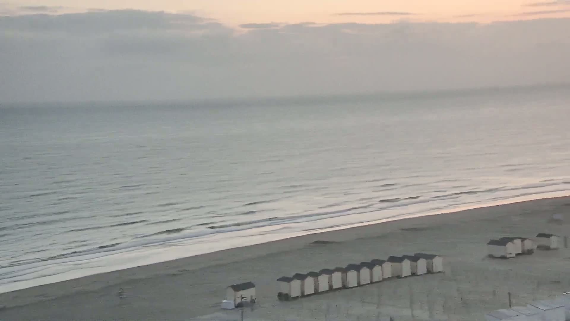 De Panne (La Panne), De Panne Strand Beach & Monument Leopold I /Geallieerden (Monument of the Allies) Live Cam - Veurne (Furnes), West Flanders (Flandre-Occidentale), Flemish (Flamande), Belgium