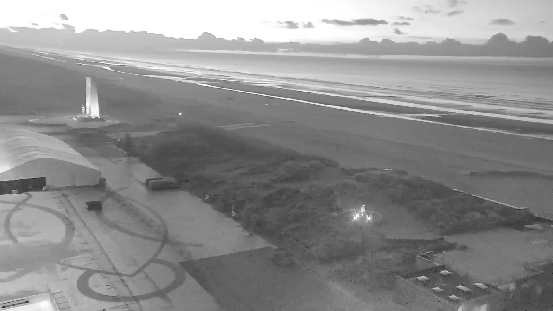 De Panne (La Panne), De Panne Strand Beach & Monument Leopold I /Geallieerden (Monument of the Allies) Live Cam - Veurne (Furnes), West Flanders (Flandre-Occidentale), Flemish (Flamande), Belgium