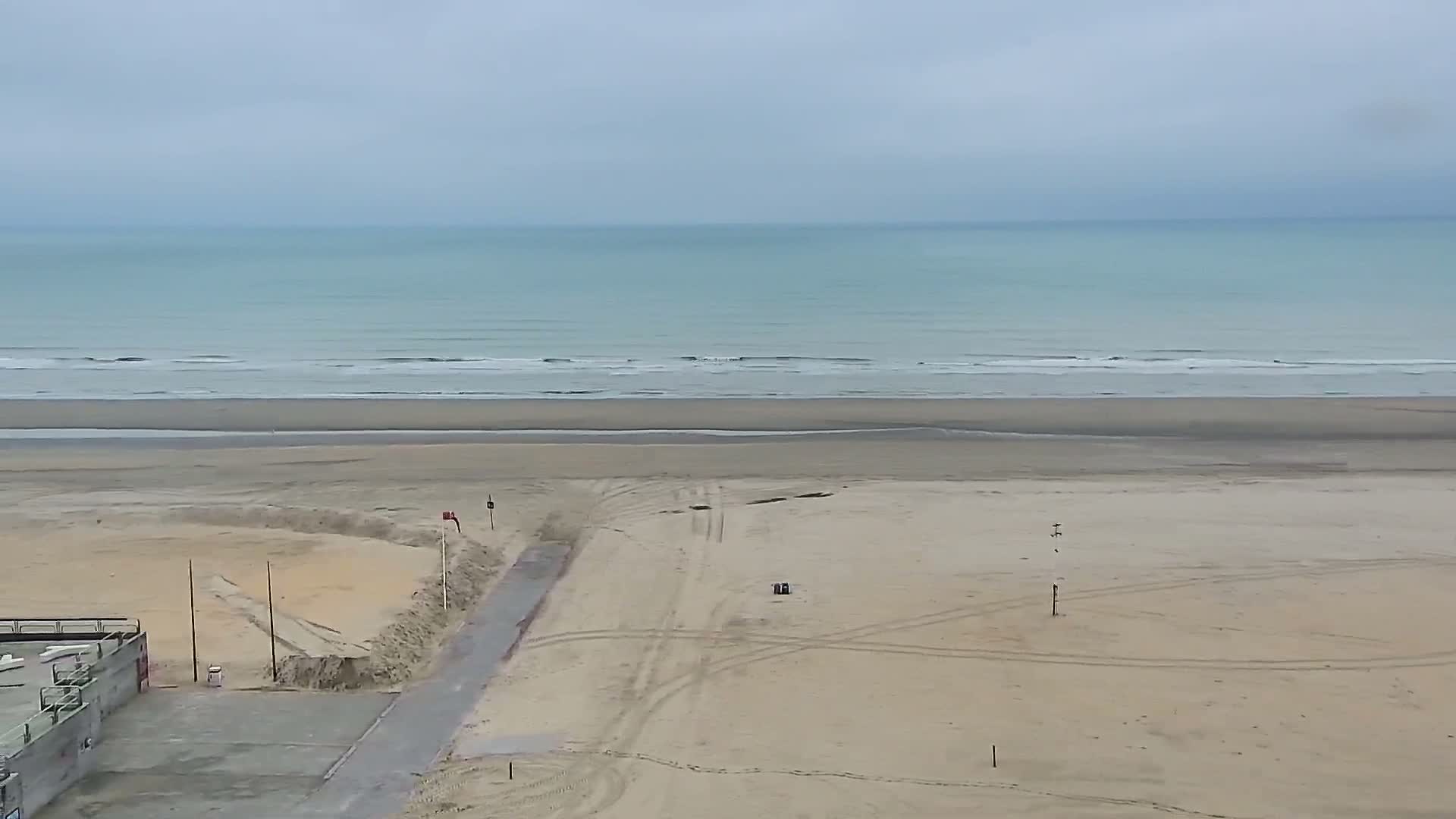 De Panne (La Panne), De Panne Strand Beach & Monument Leopold I /Geallieerden (Monument of the Allies) Live Cam - Veurne (Furnes), West Flanders (Flandre-Occidentale), Flemish (Flamande), Belgium
