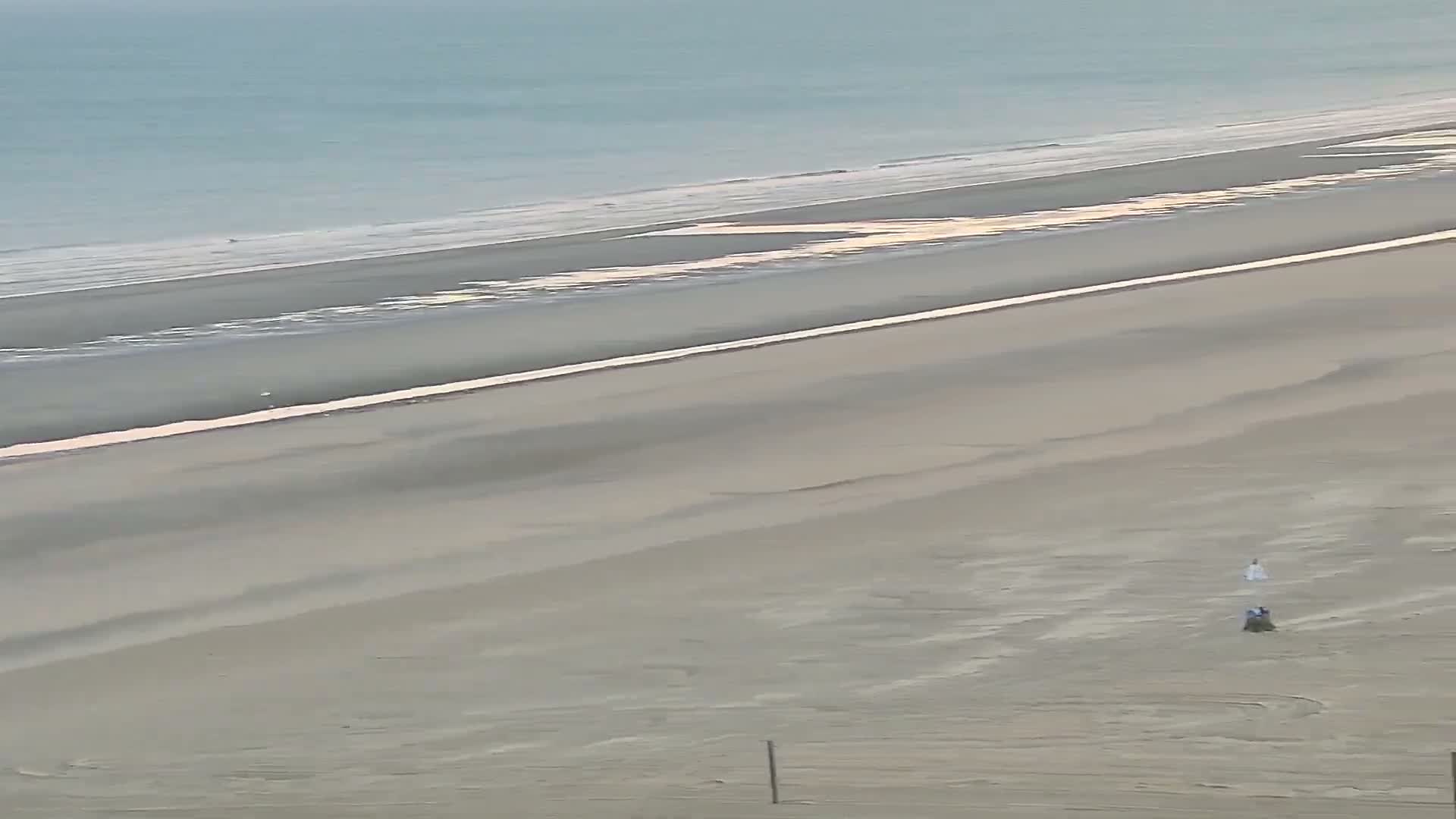 De Panne (La Panne), De Panne Strand Beach & Monument Leopold I /Geallieerden (Monument of the Allies) Live Cam - Veurne (Furnes), West Flanders (Flandre-Occidentale), Flemish (Flamande), Belgium