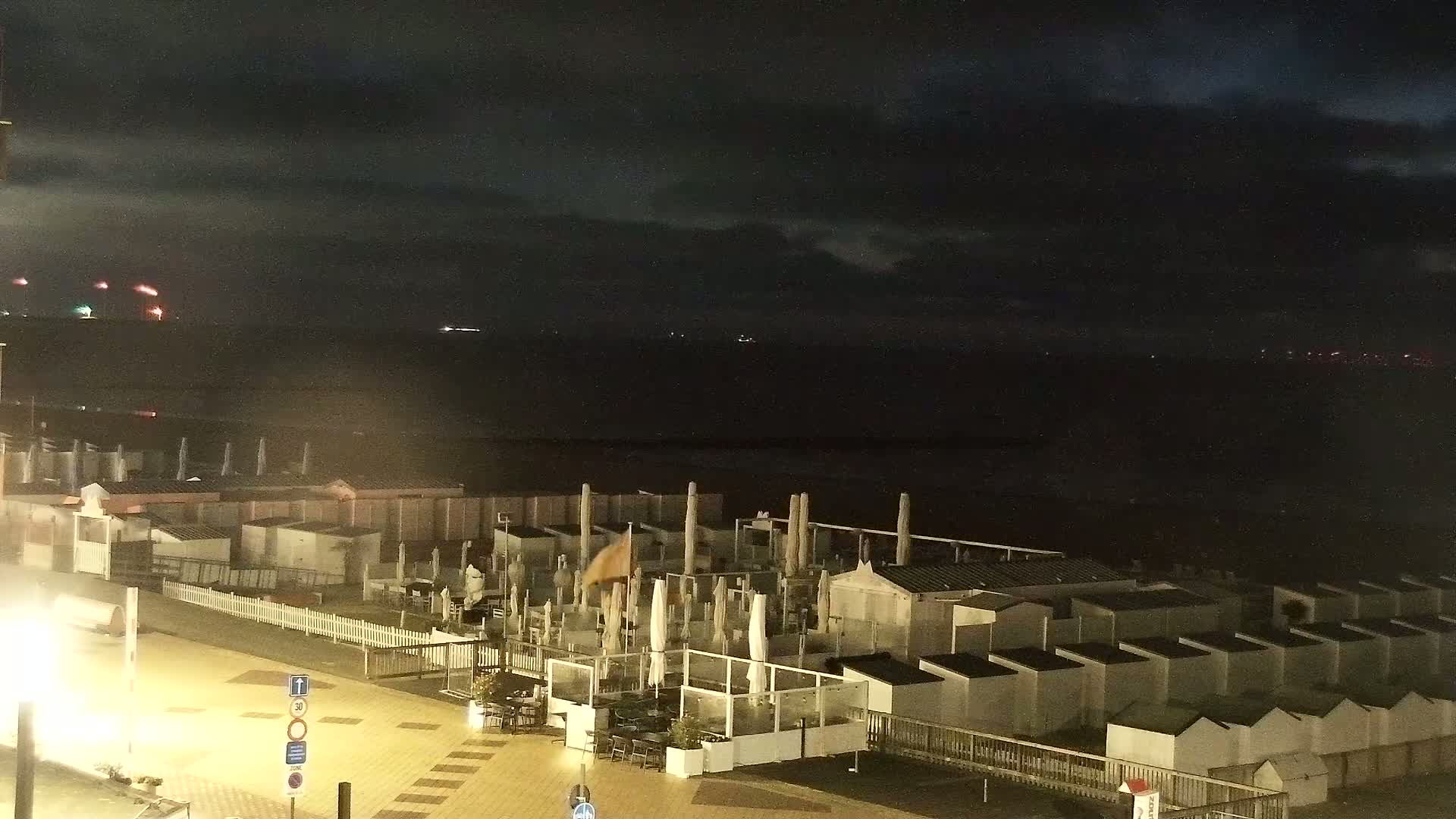Knokke-Heist, Knokke Strand Beach Live Cam - Bruges, West Flanders (Flandre-Occidentale), Flemish (Flamande), Belgium