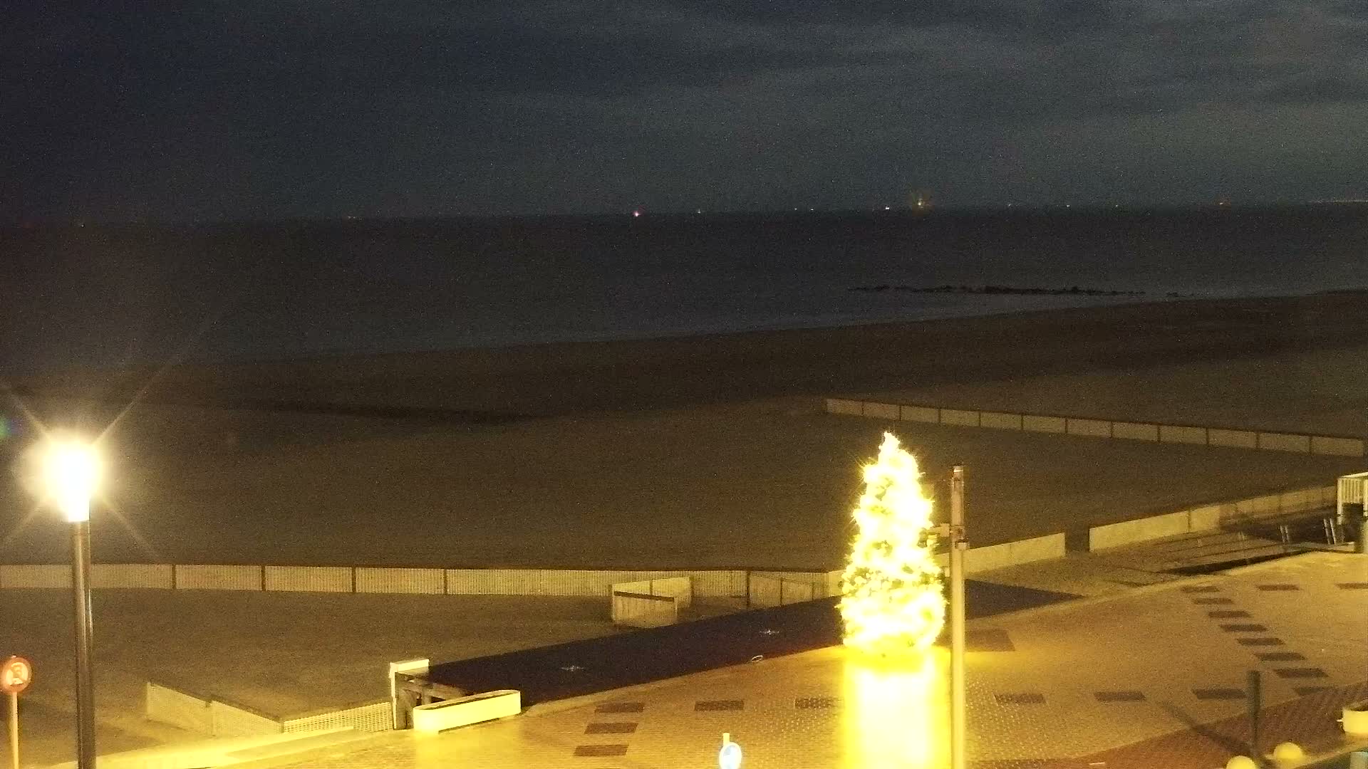Knokke-Heist, Knokke Strand Beach Live Cam - Bruges, West Flanders (Flandre-Occidentale), Flemish (Flamande), Belgium
