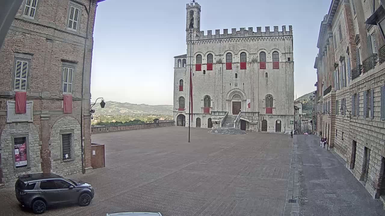 Gubbio Piazza Grande Square Live Cam - Perugia, Urmia, Italy