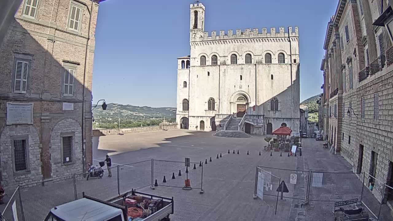 Gubbio Piazza Grande Square Live Cam - Perugia, Urmia, Italy