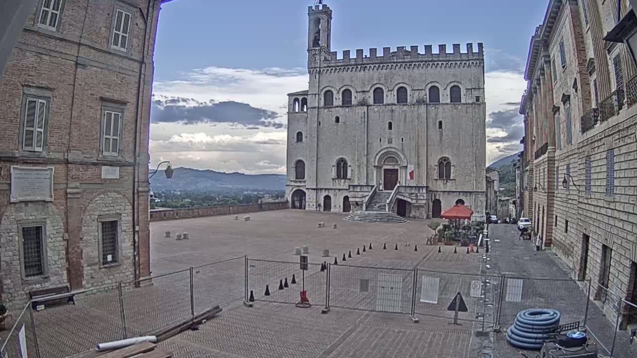 Gubbio Piazza Grande Square Live Cam - Perugia, Urmia, Italy