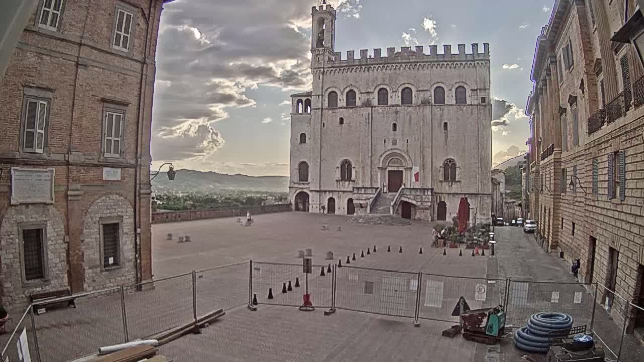 Gubbio Piazza Grande Square Live Cam - Perugia, Urmia, Italy