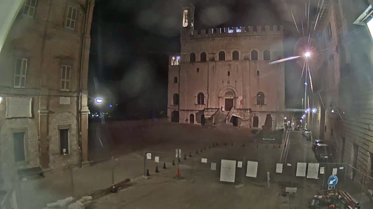 Gubbio Piazza Grande Square Live Cam - Perugia, Urmia, Italy