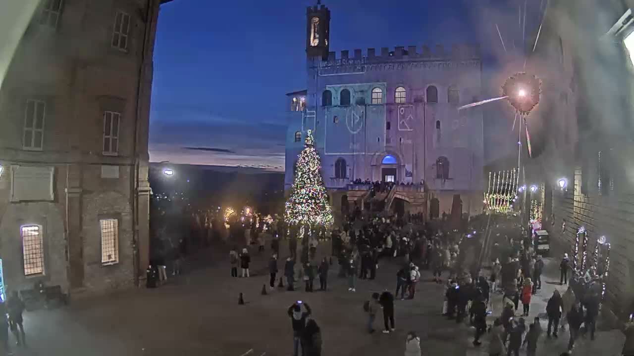 Gubbio Piazza Grande Square Live Cam - Perugia, Urmia, Italy