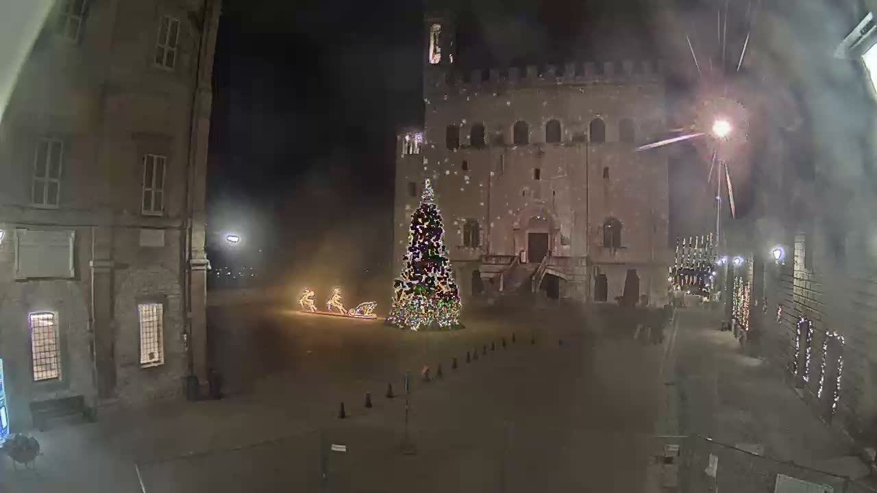 Gubbio Piazza Grande Square Live Cam - Perugia, Urmia, Italy