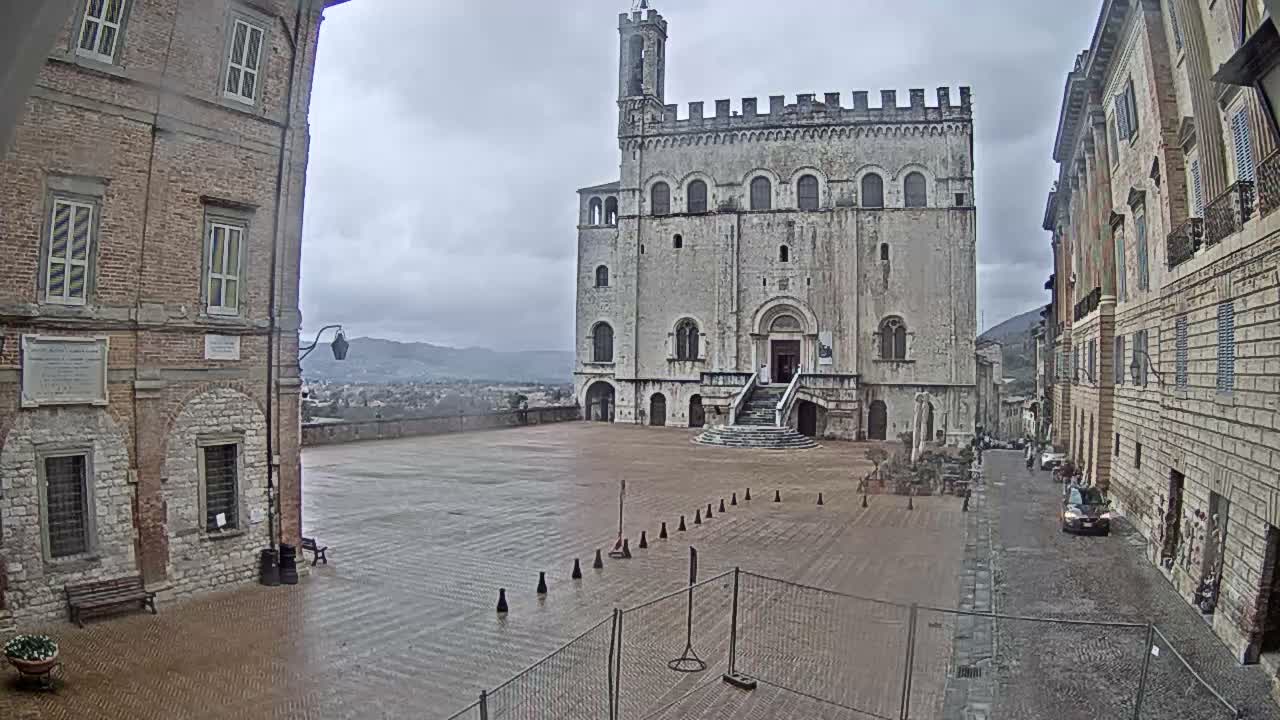 Gubbio Piazza Grande Square Live Cam - Perugia, Urmia, Italy