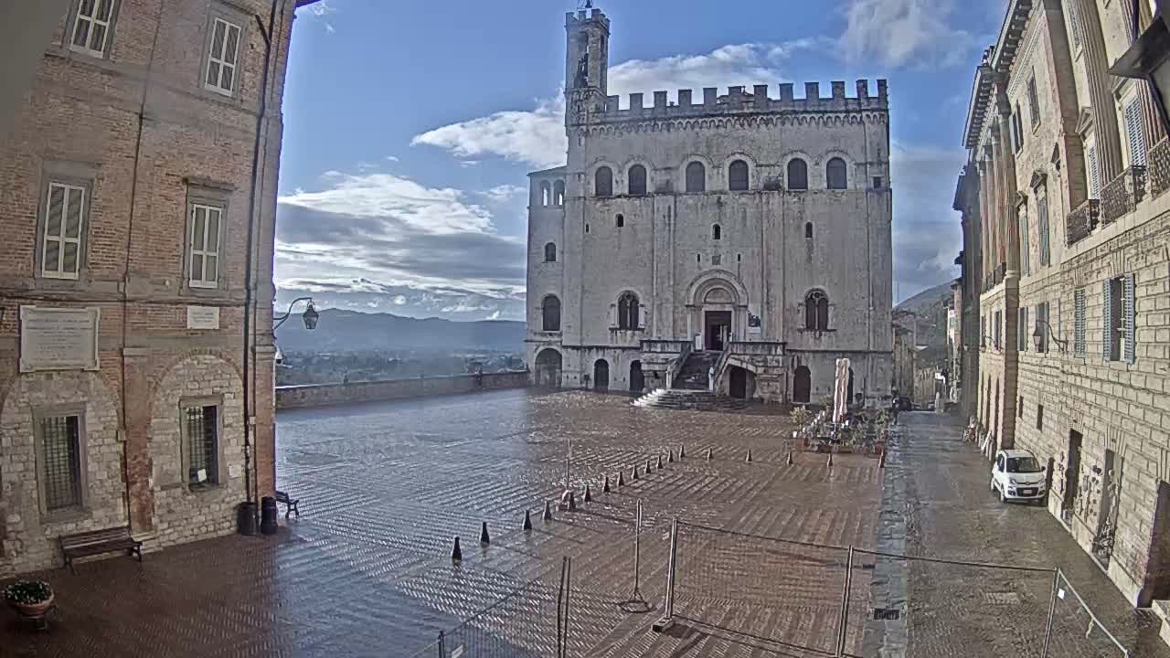 Gubbio Piazza Grande Square Live Cam - Perugia, Urmia, Italy
