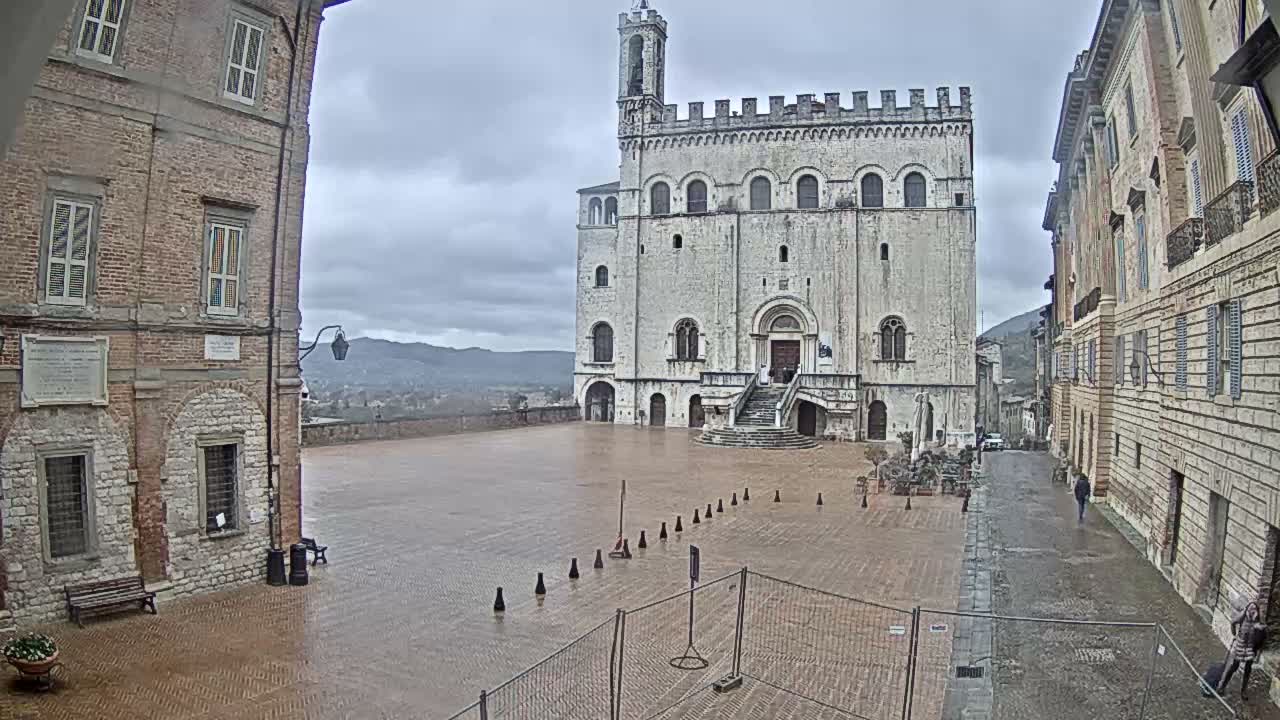 Gubbio Piazza Grande Square Live Cam - Perugia, Urmia, Italy