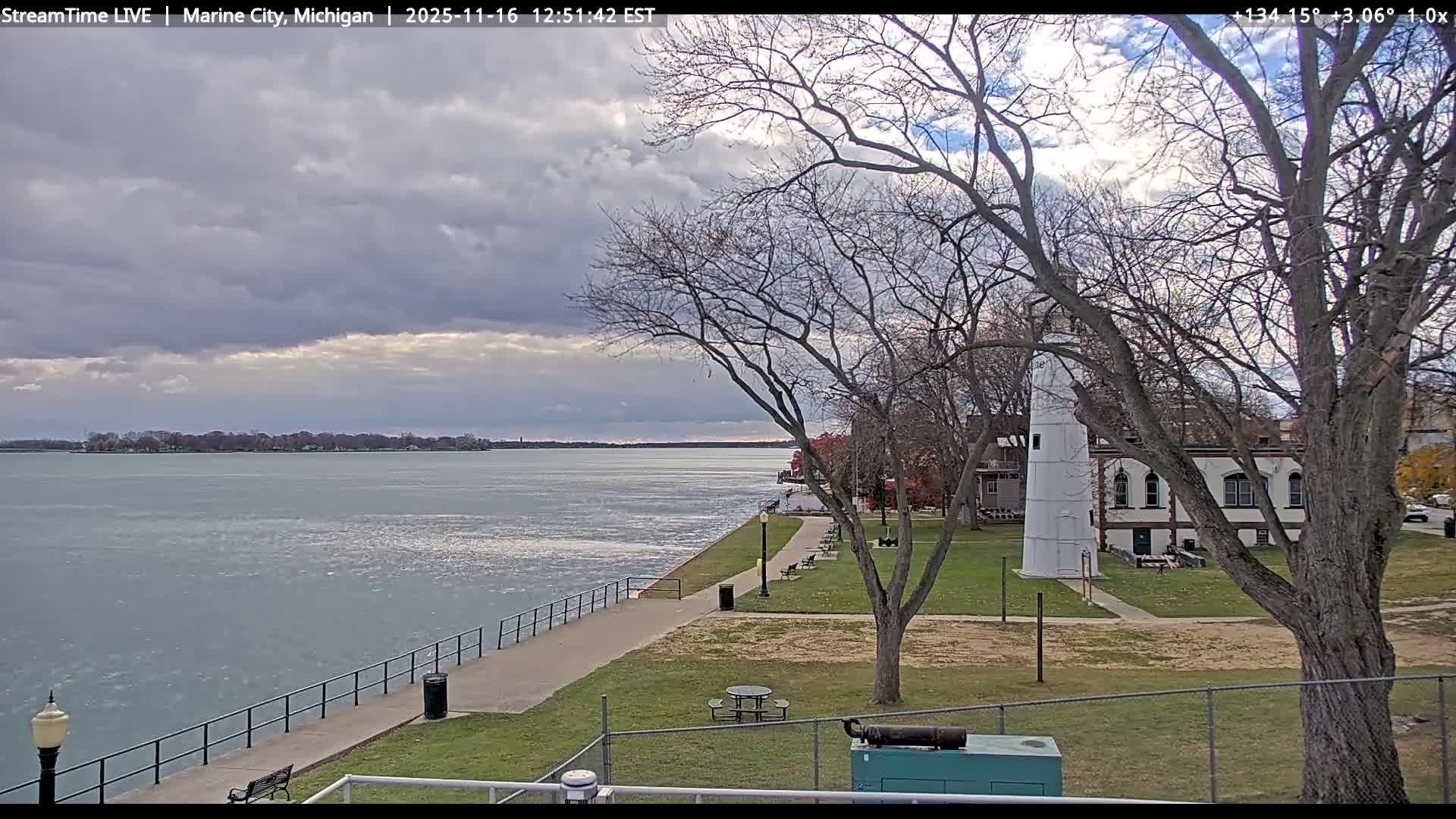 USA - Canada Border, Marine City Coast & St Clair River Live Cam - Marine City, St. Clair, Michigan, USA