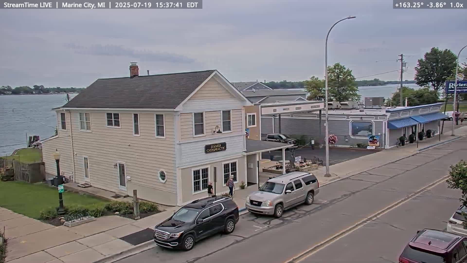 USA - Canada Border, Marine City Village & St Clair River Live Cam - Marine City, St. Clair, Michigan, USA