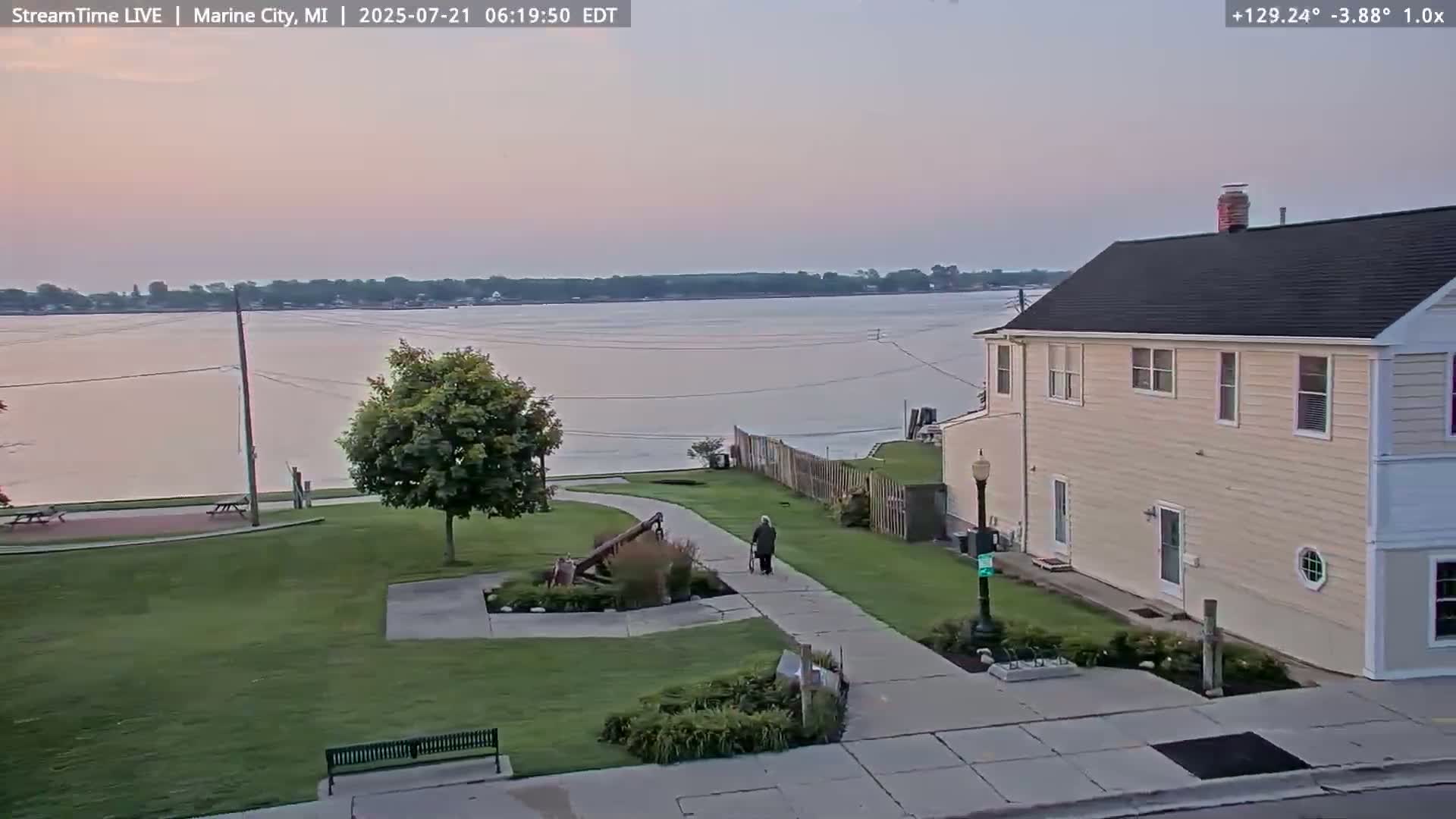 USA - Canada Border, Marine City Village & St Clair River Live Cam - Marine City, St. Clair, Michigan, USA