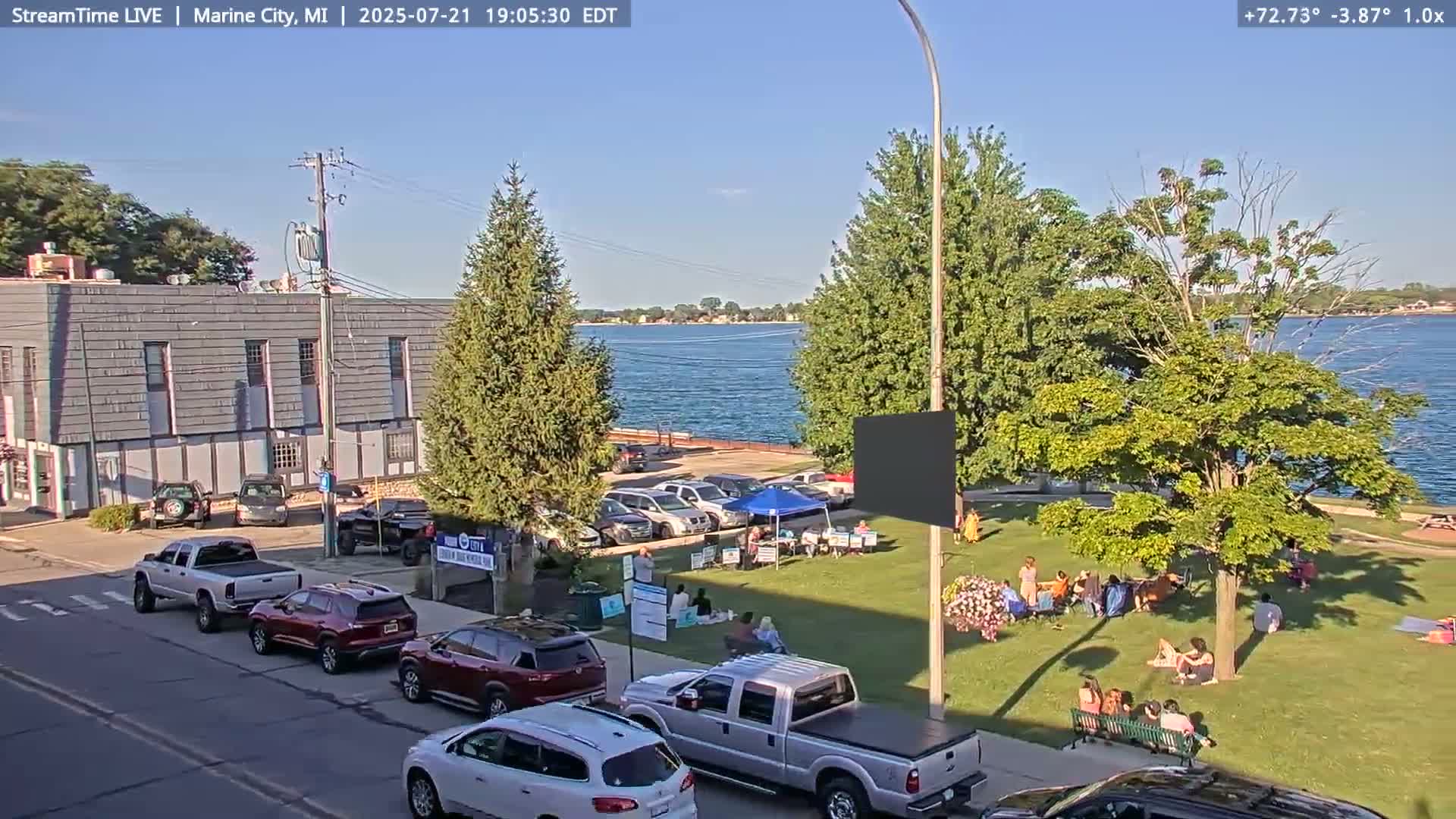 USA - Canada Border, Marine City Village & St Clair River Live Cam - Marine City, St. Clair, Michigan, USA