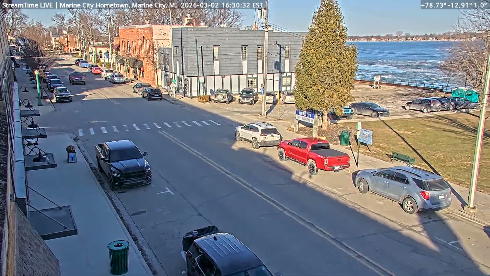 USA - Canada Border, Marine City Village & St Clair River Live Cam - Marine City, St. Clair, Michigan, USA