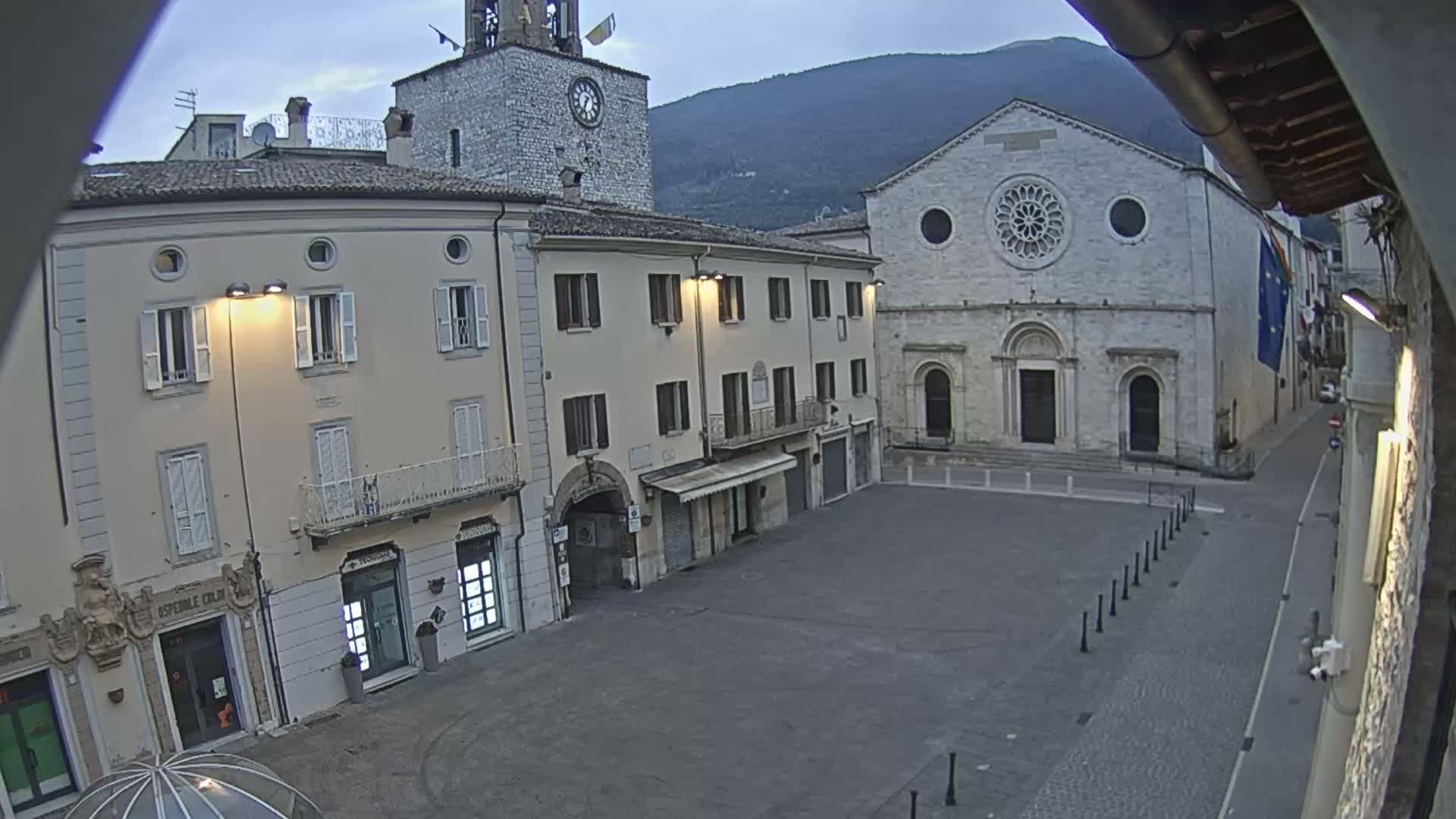 Gualdo Tadino Piazza Martiri della Libertà Square Live Cam - Perugia, Umbria, Italy