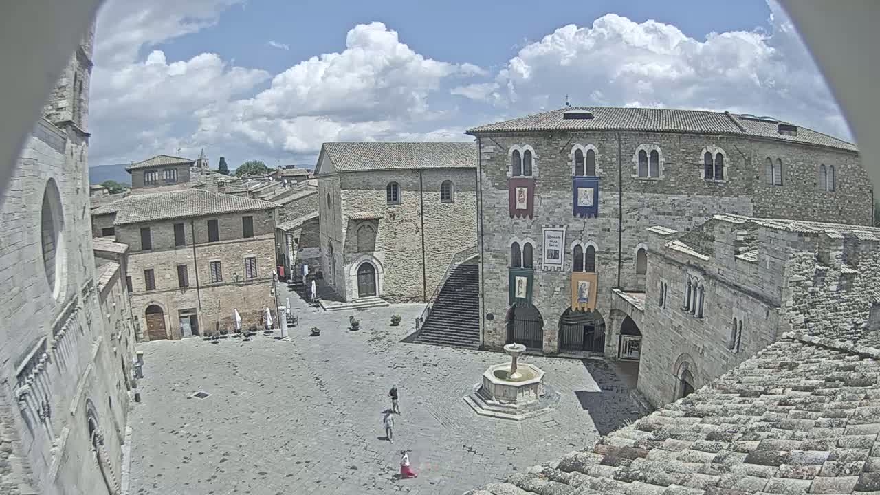 Bevagna Piazza Silvestri Square Live Cam - Perugia, Umbria, Italy