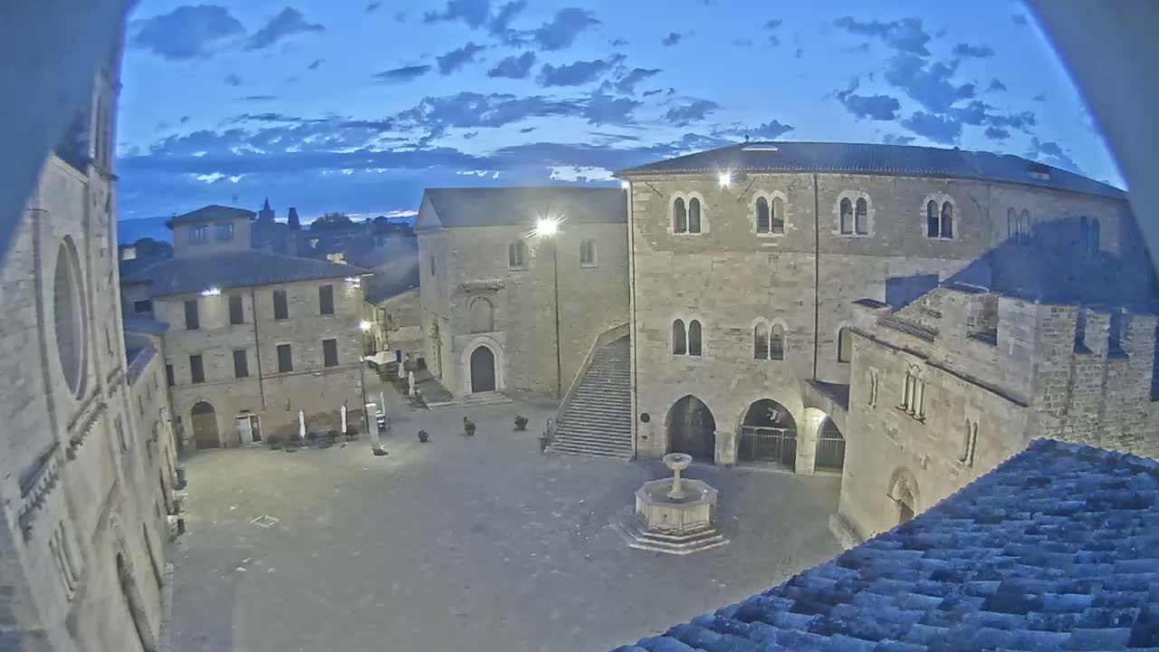 Bevagna Piazza Silvestri Square Live Cam - Perugia, Umbria, Italy