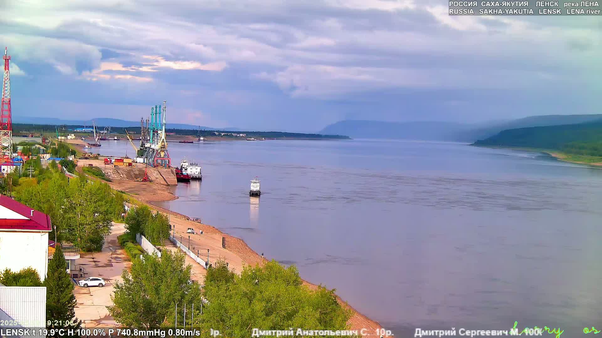 Lensk,  Lena River Port (Lenskiy Rechnoy Port) Live Cam - Lensk, Lensky, Sakha, Far Eastern (Dal'nevostochnyy), Russia