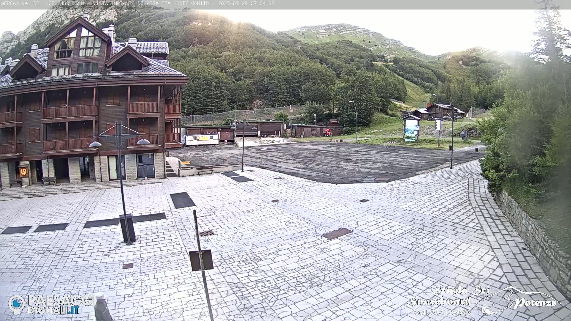  Abetone, Val di Luce Ski Lift Live Cam - Pistoia, Tuscany, Italy