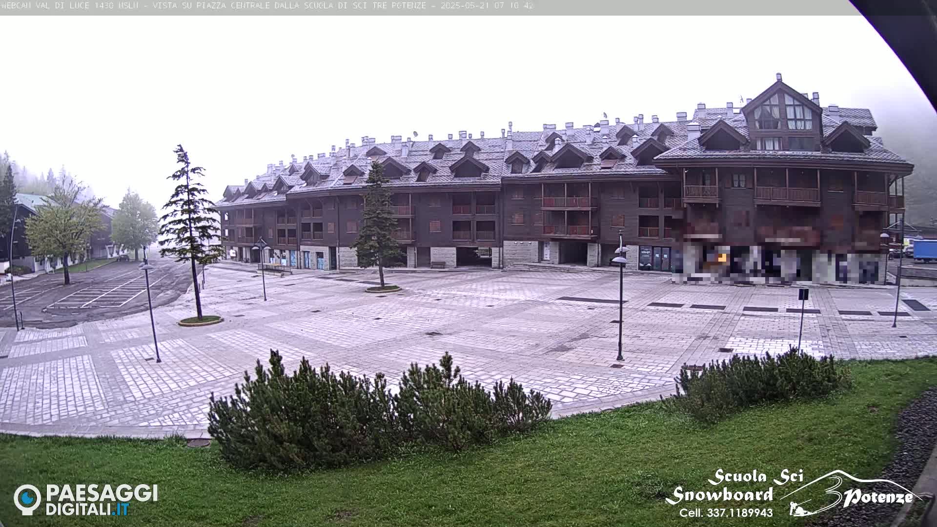  Abetone Val di Luce  Main Square Live Cam - Pistoia, Tuscany, Italy