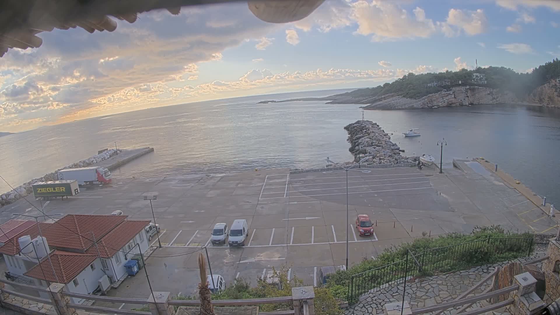 Patitiri, Alonnisos Commercial Port Live Cam - Pattiri, Alonnisos, Sporades, Thessaly & Central Greece (Thessalía), Greece