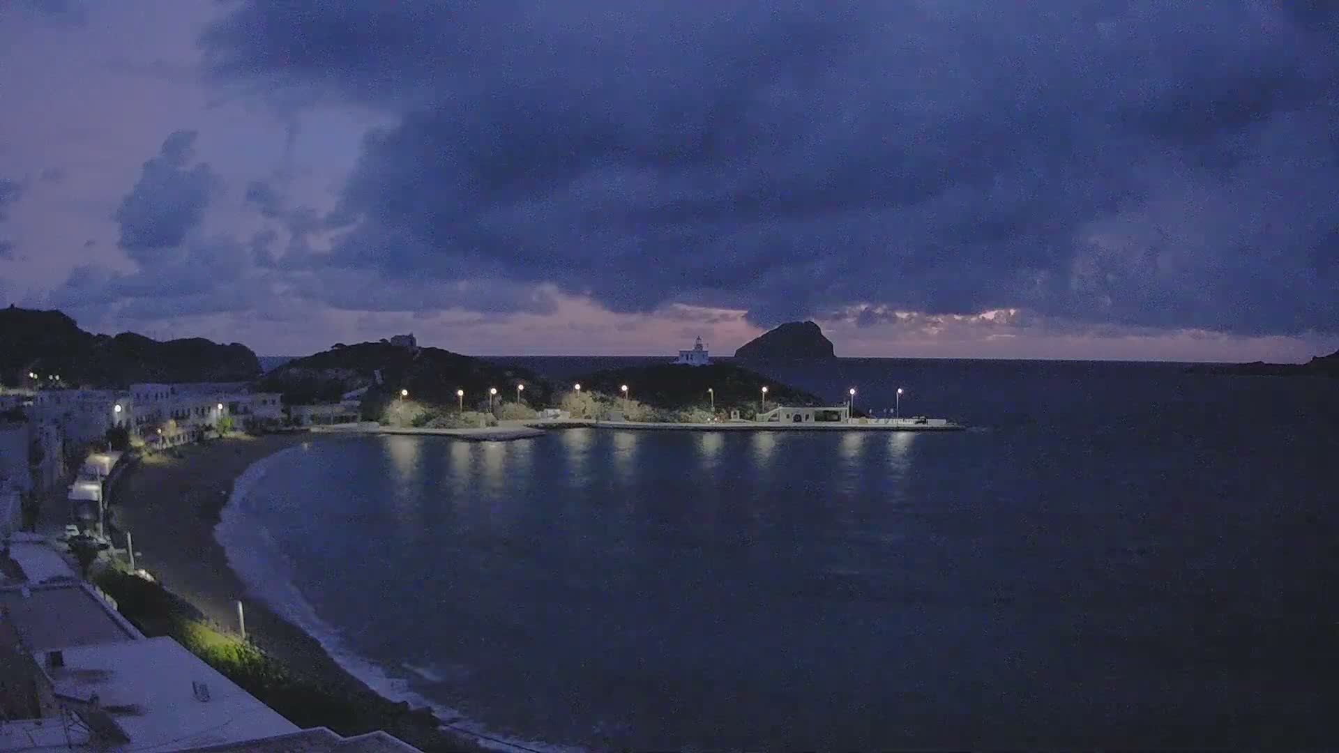 Kythira Island, Kapsali  Village & Paralia Kapsali Beach Live Cam - Kapsali, Kythira, Islands (Níson), Attica (Attikí), Greece