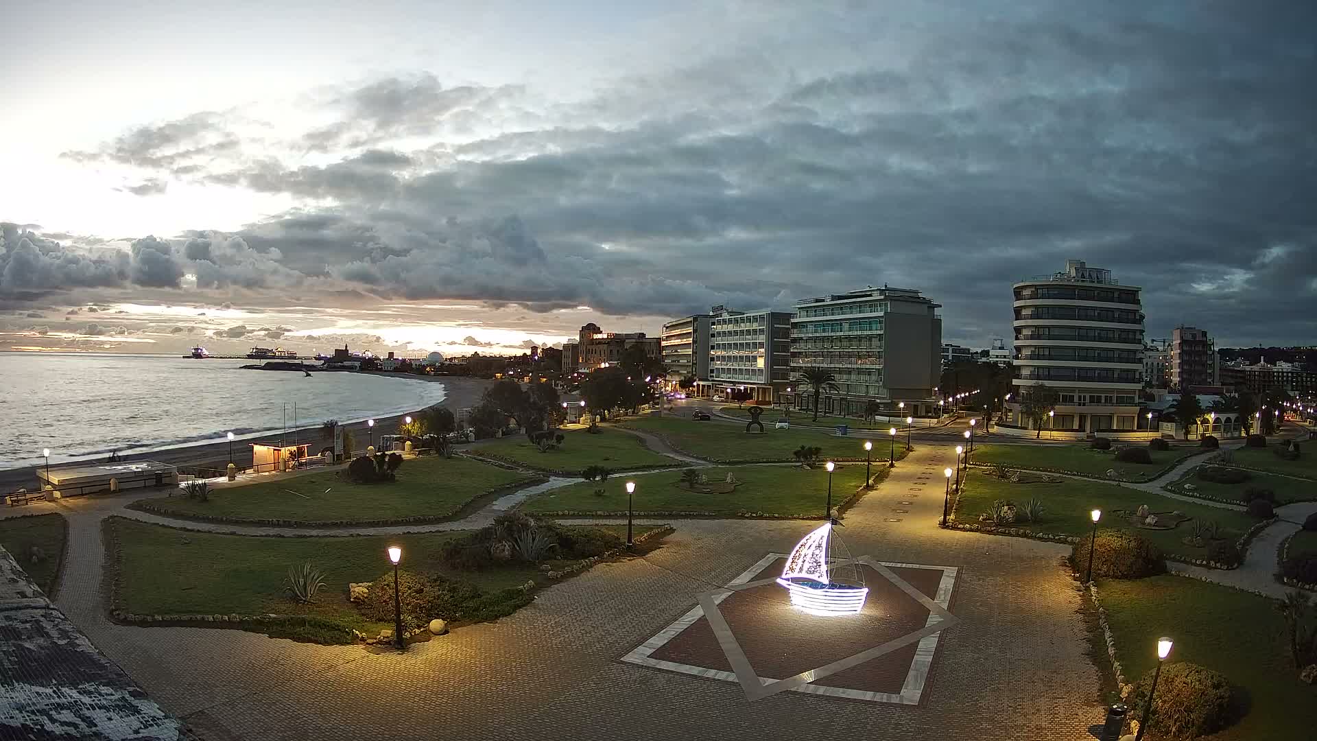 Rhodes, Paralia Enidriou Beach & Platia Enidriou Plaza Live Cam - Elli Beach, Rhodes (Ródos), Dodacanese, South Aegean (Periféreia Notíou Aigaíou), Greece