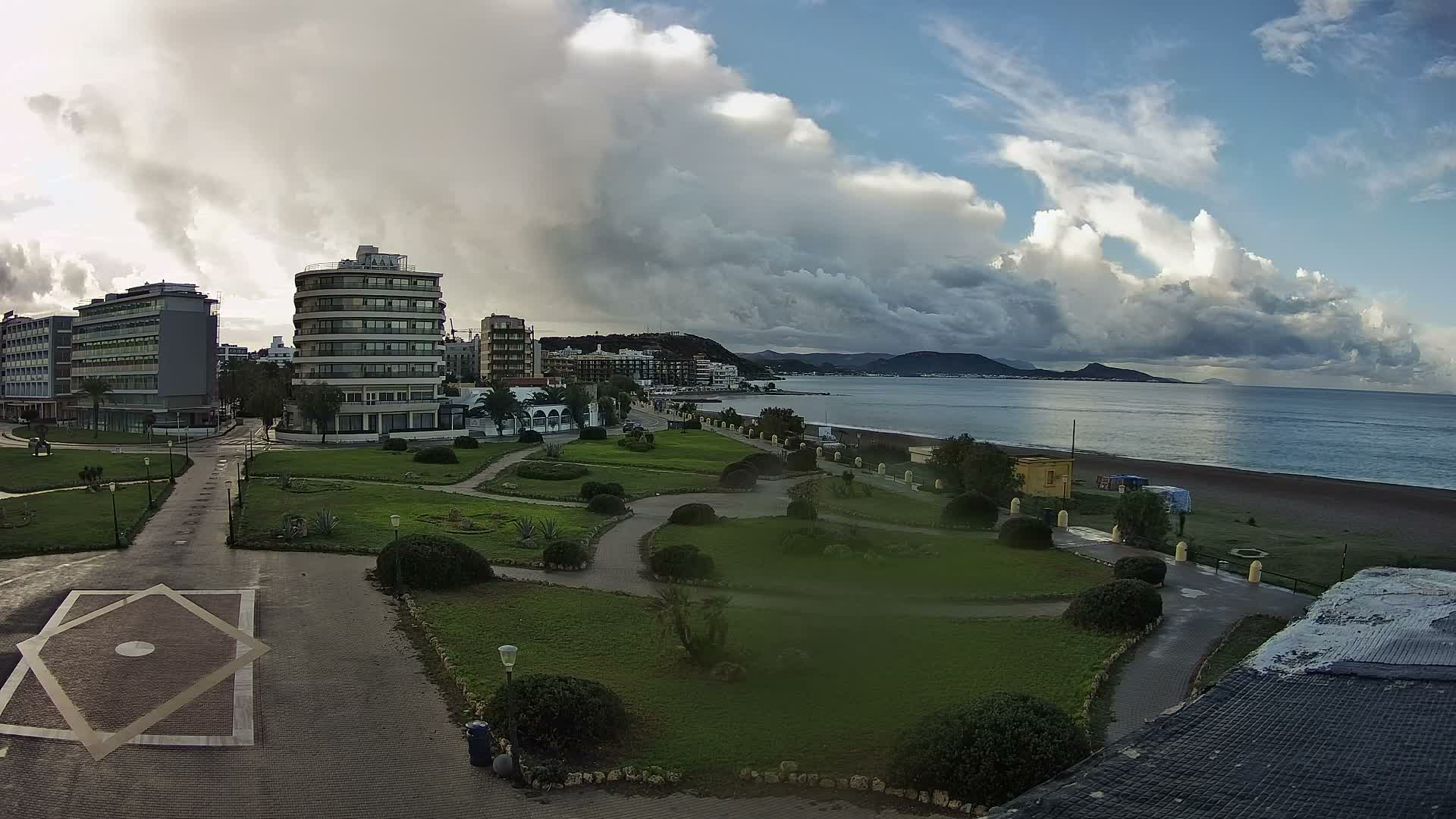 Rhodes, Paralia Elli Beach & Platia Enidriou Plaza Live Cam - Elli Beach, Rhodes (Ródos), Dodacanese, South Aegean (Periféreia Notíou Aigaíou), Greece