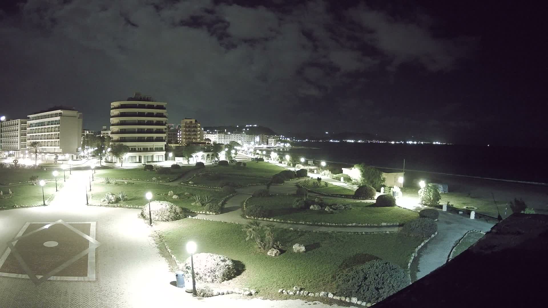 Rhodes, Paralia Elli Beach & Platia Enidriou Plaza Live Cam - Elli Beach, Rhodes (Ródos), Dodacanese, South Aegean (Periféreia Notíou Aigaíou), Greece