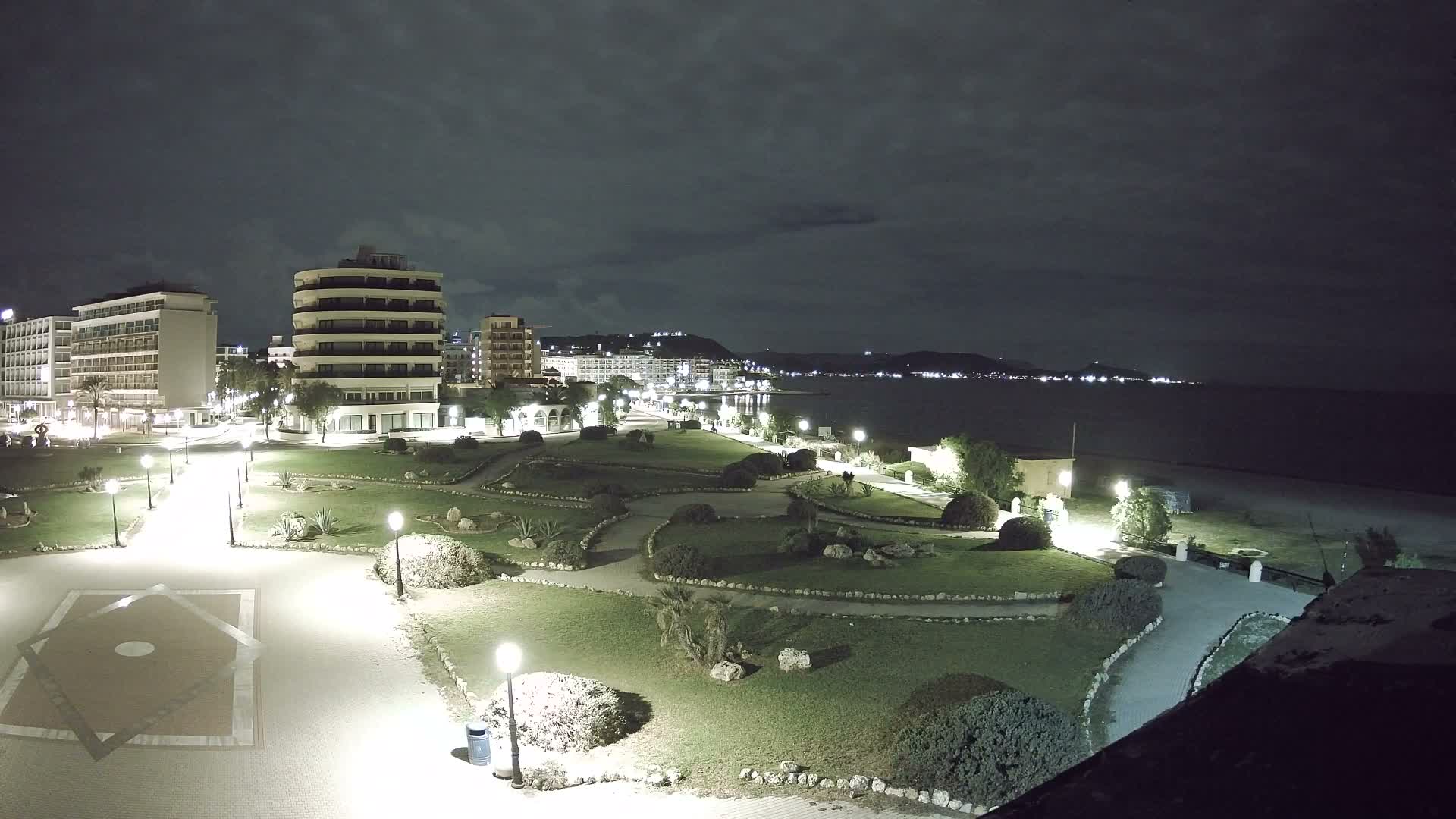 Rhodes, Paralia Elli Beach & Platia Enidriou Plaza Live Cam - Elli Beach, Rhodes (Ródos), Dodacanese, South Aegean (Periféreia Notíou Aigaíou), Greece