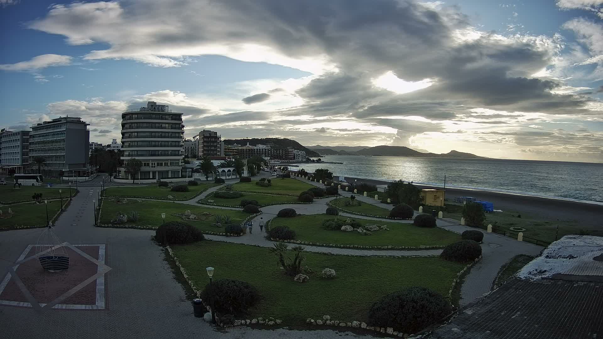 Rhodes, Paralia Elli Beach & Platia Enidriou Plaza Live Cam - Elli Beach, Rhodes (Ródos), Dodacanese, South Aegean (Periféreia Notíou Aigaíou), Greece