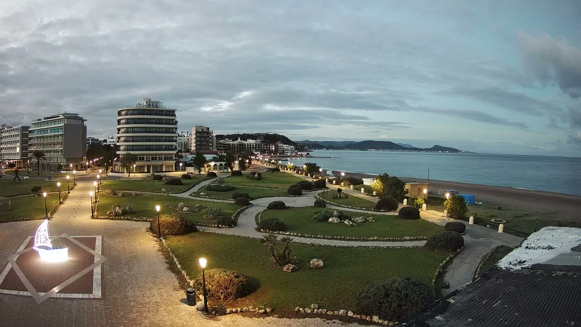 Rhodes, Paralia Elli Beach & Platia Enidriou Plaza Live Cam - Elli Beach, Rhodes (Ródos), Dodacanese, South Aegean (Periféreia Notíou Aigaíou), Greece