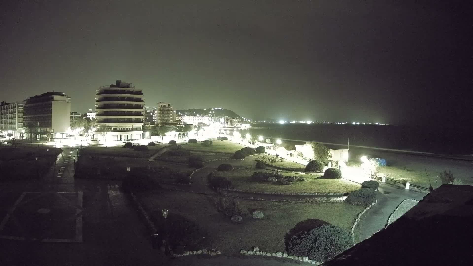 Rhodes, Paralia Elli Beach & Platia Enidriou Plaza Live Cam - Elli Beach, Rhodes (Ródos), Dodacanese, South Aegean (Periféreia Notíou Aigaíou), Greece