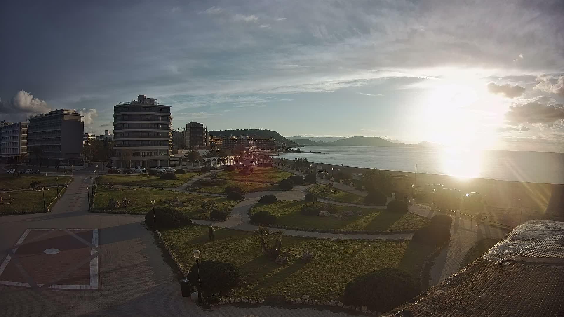 Rhodes, Paralia Elli Beach & Platia Enidriou Plaza Live Cam - Elli Beach, Rhodes (Ródos), Dodacanese, South Aegean (Periféreia Notíou Aigaíou), Greece