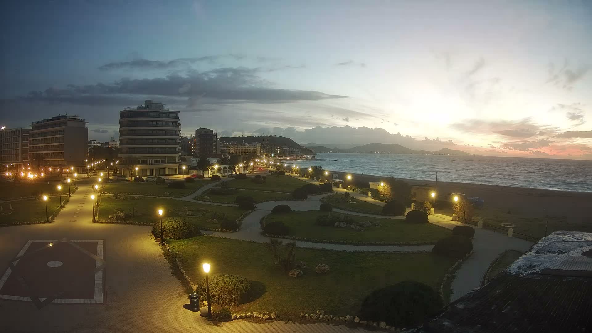 Rhodes, Paralia Elli Beach & Platia Enidriou Plaza Live Cam - Elli Beach, Rhodes (Ródos), Dodacanese, South Aegean (Periféreia Notíou Aigaíou), Greece