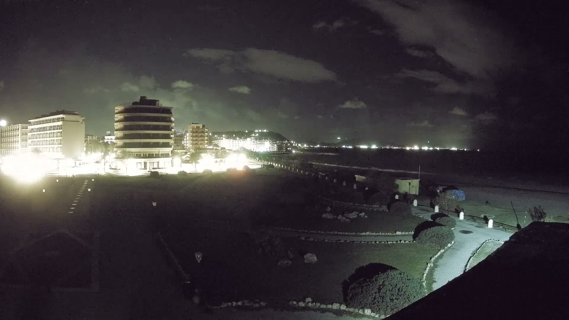 Rhodes, Paralia Elli Beach & Platia Enidriou Plaza Live Cam - Elli Beach, Rhodes (Ródos), Dodacanese, South Aegean (Periféreia Notíou Aigaíou), Greece