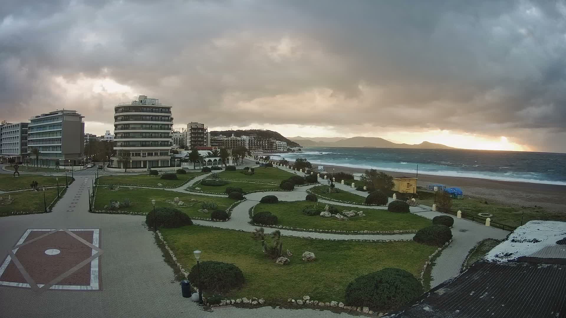 Rhodes, Paralia Elli Beach & Platia Enidriou Plaza Live Cam - Elli Beach, Rhodes (Ródos), Dodacanese, South Aegean (Periféreia Notíou Aigaíou), Greece