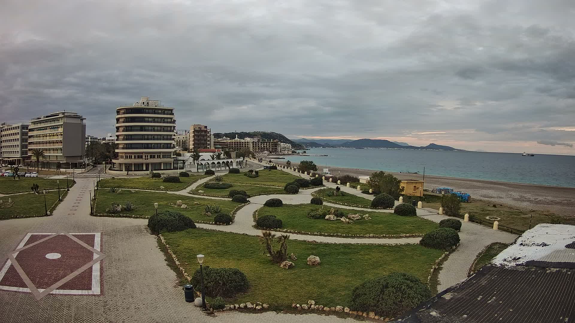 Rhodes, Paralia Elli Beach & Platia Enidriou Plaza Live Cam - Elli Beach, Rhodes (Ródos), Dodacanese, South Aegean (Periféreia Notíou Aigaíou), Greece